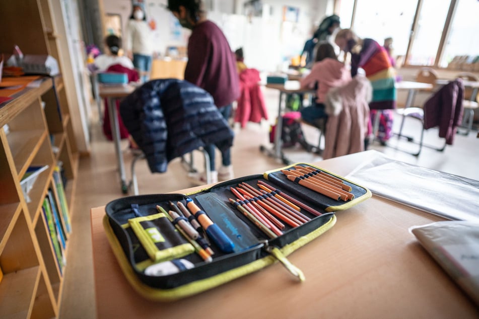 Vor allem bei den Naturwissenschaften hinken hessische Schüler hinterher.