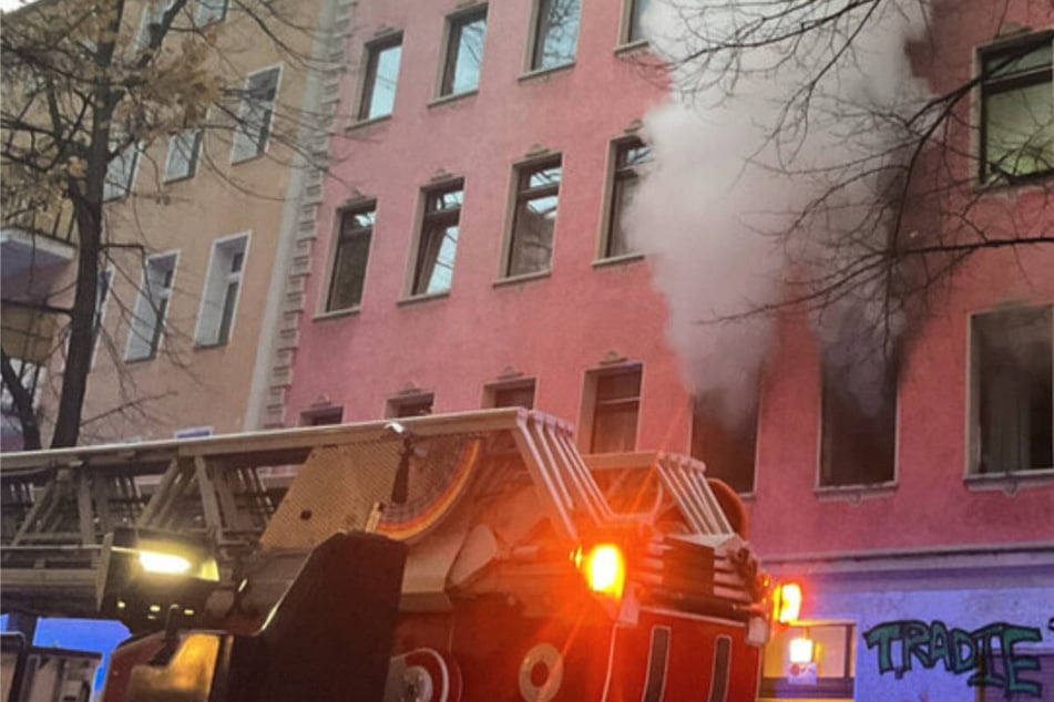 Berlin: Wohnung brennt in Berlin-Neukölln: Falschparker behindern Feuerwehr