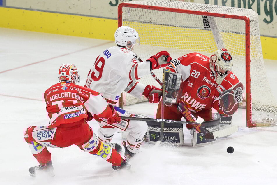 Goalie Christian Schneider (r.) war in den letzten sechs Minuten nicht mehr auf dem Eis. Mit einem Spieler mehr holten die Eispiraten noch einen Punkt.