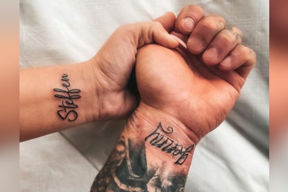 Liebe geht unter die Haut: Zum Jahrestag präsentierten beide ihre Partner-Tattoos.