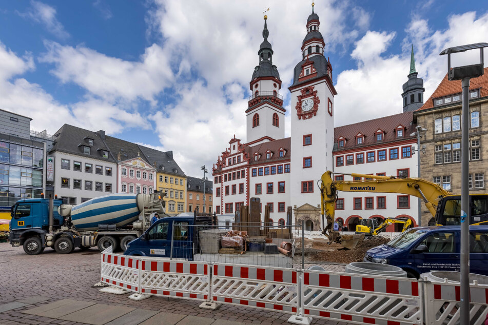 Die Baulücke ist gefüllt, der Marktplatz (fast) bereit für seinen neuen Brunnen - aber seine Teile befinden sich noch in China.