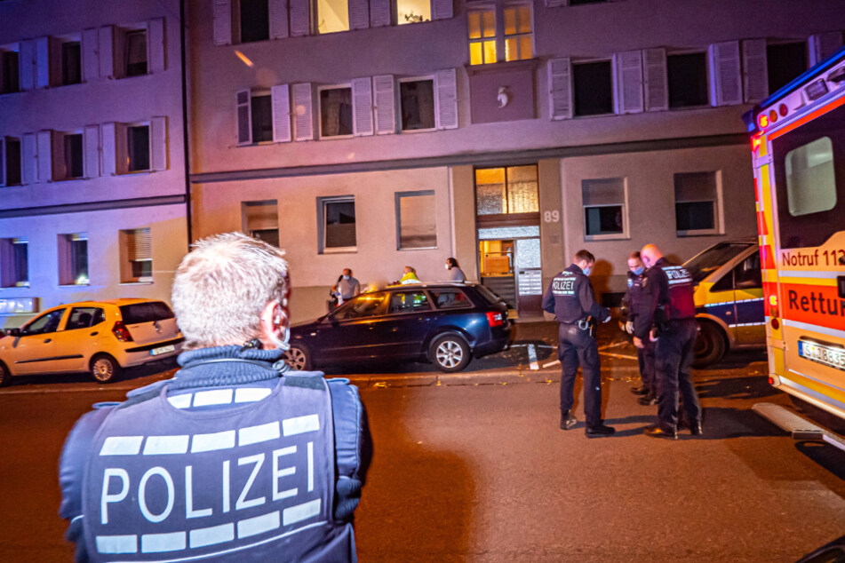 Die Polizei am Tatort in der Rosenheimstraße.