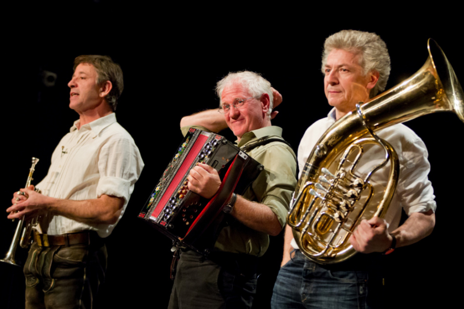 Die bayerische Kultband Biermösl Blosn mit Christoph Well (l-r), Hans Well und Michael Well bei einem Auftritt im Jahr 2012.