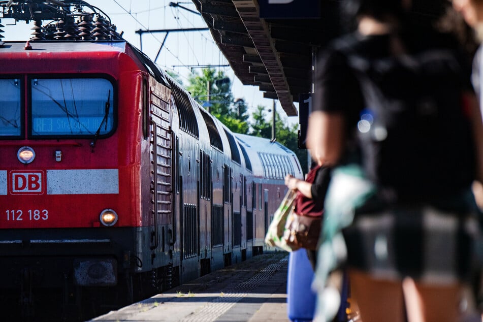 Schlägerei an Bahnhof eskaliert: Junger Mann wird von Zug erfasst
