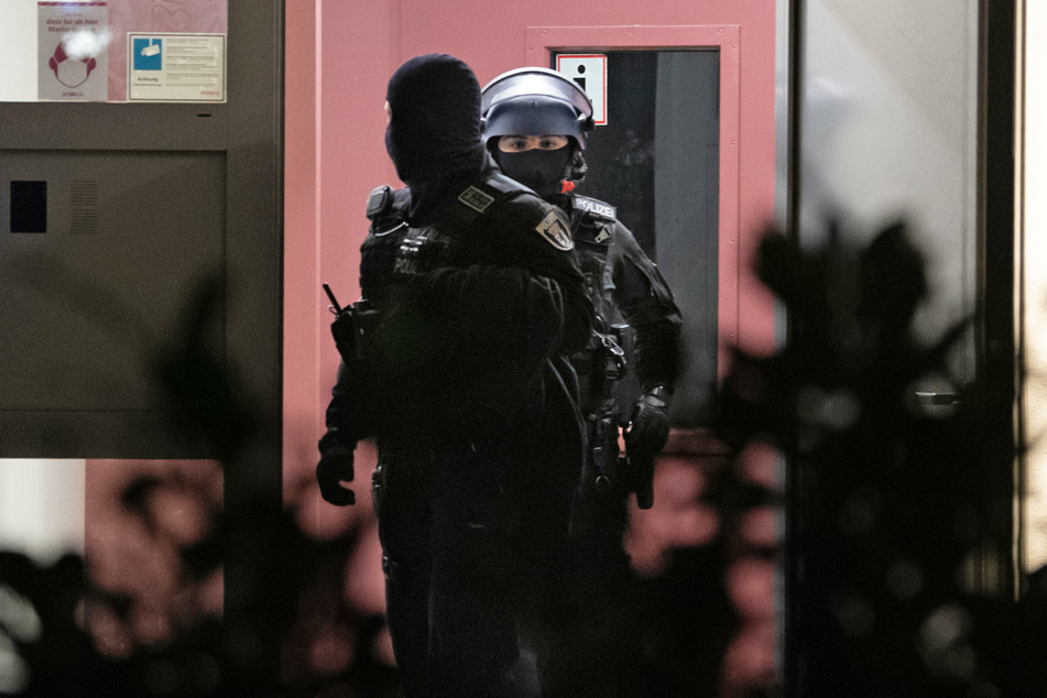 Einsatzkräfte der Bundespolizei haben umfangreiche Beweismittel wie Dokumente, Speichermedien und Einladungsschreiben sichergestellt. (Symbolbild)