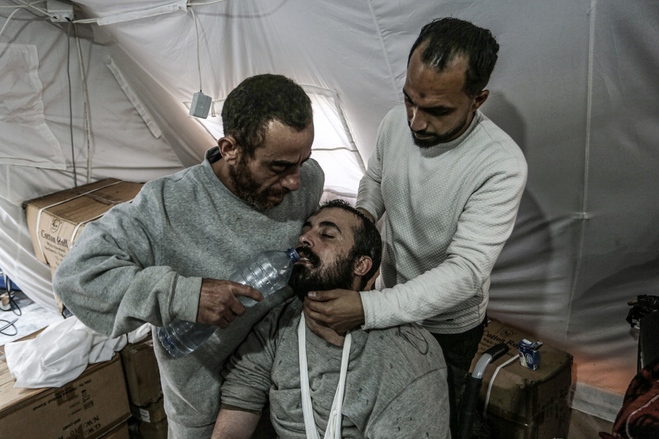 Ein von der israelischen Armee freigelassener palästinensischer Gefangener wird zur medizinischen Untersuchung ins Al-Najjar-Krankenhaus gebracht.