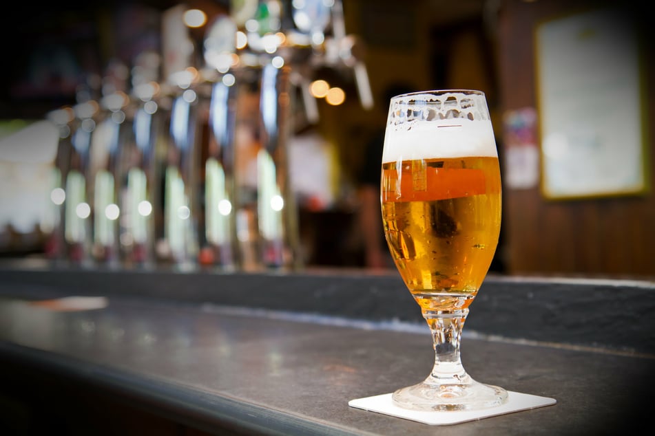 "Öko-Test" hat Deutschlands beliebteste Biersorte analysiert und geschulten Test-Trinkern vorgesetzt. Das Ergebnis ist so ungetrübt wie idealerweise die Biersorte. (Symbolbild)