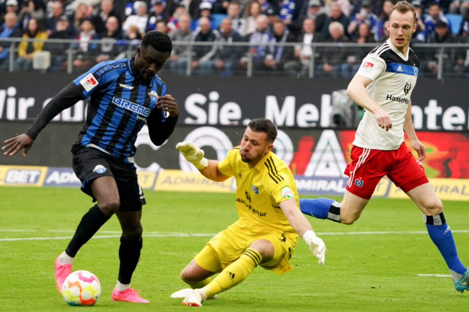 Paderborns Sirlord Conteh (l.) umkurvt HSV-Keeper Daniel Heuer Fernandes (M.), ehe Sebastian Schonlau (r.) auf der Linie rettet - da waren gerade mal 55 Sekunden gespielt.