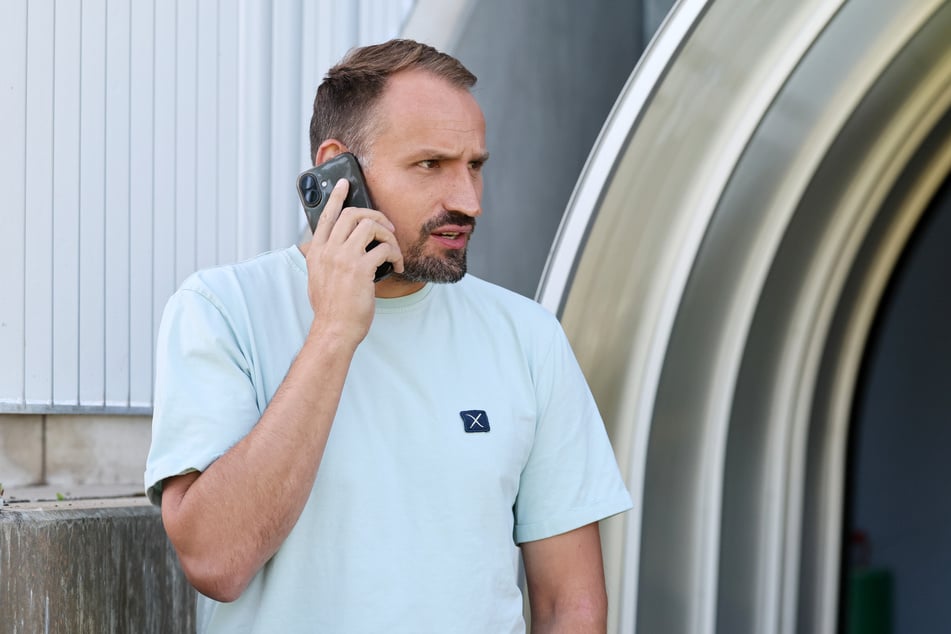 Toni Wachsmuth (39) bei der Tätigkeit, bei der man ihn häufig beobachten kann: Telefonieren, um eventuelle neue Transfers einzutüten.