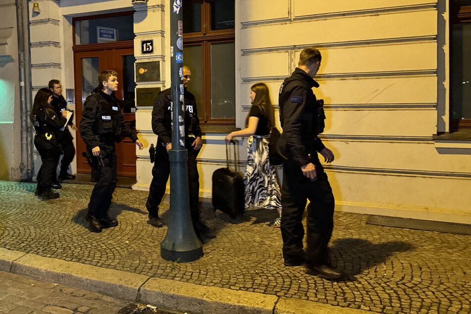 Unter anderem ging die Polizei mehrmals in der Sperrzone durch die Straßen und informierte die Anwohner über die Evakuierung.