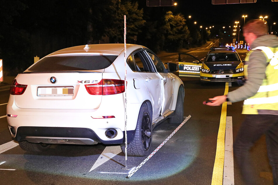 Deutlichere Spuren des Unfalls sind an dem BMW zu erkennen, wo das Moped mit Auto an der Beifahrerseite kollidierte