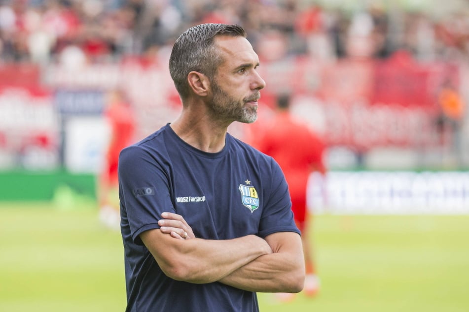 Auch wenn man es ihm vielleicht nicht hundertprozentig ansieht, aber CFC-Coach Christian Tiffert (42) blickt durchaus optimistisch auf die nächste Partie.