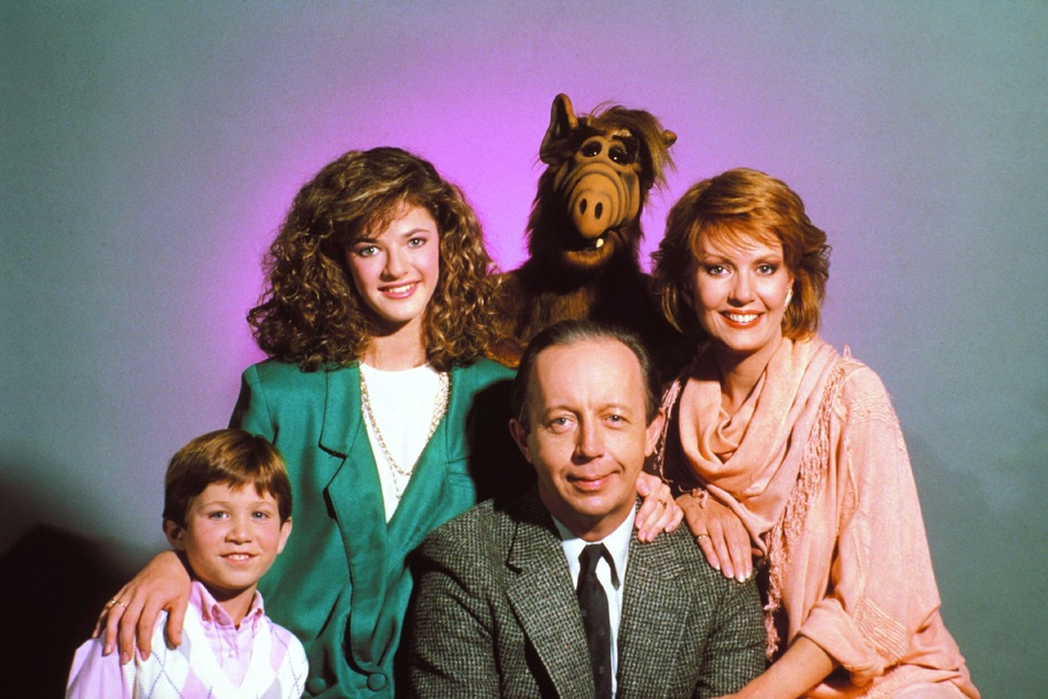 "Alf" mit Familie Tanner (v.l.n.r.): Sohn Brian (Benji Gregory), Tochter Lynn (Andrea Elson), Vater Willie (Max Wright) und Mutter Kate (Anne Schedeen).