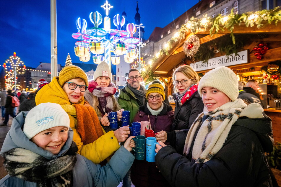 Familie Neuman stieß gestern mit Glühwein und Kinderpunsch ein letztes Mal auf dem Weihnachtsmarkt an.