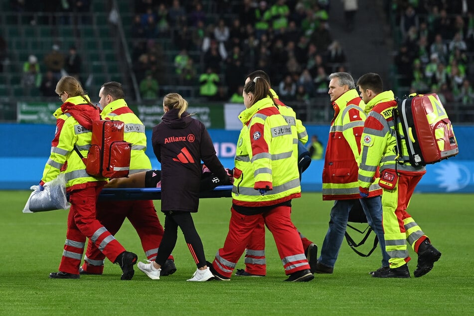 Münchens Jovana Damnjanovic (M.) wird verletzt vom Feld getragen.