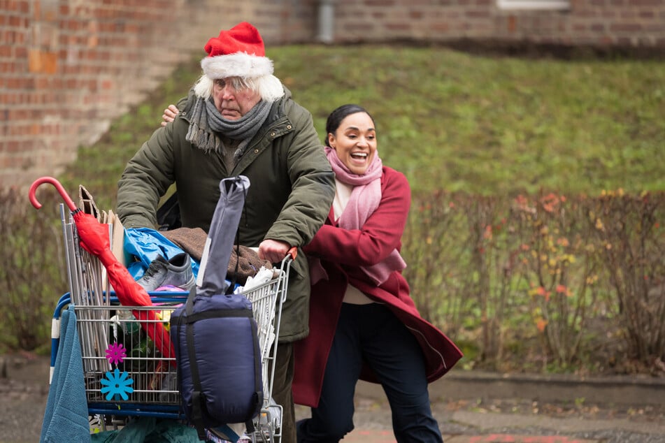 Dr. Lucia Böhm rettet in der Weihnachtsfolge Bernd Winter davor, von einem Auto überfahren zu werden. Der Obdachlose weckt in der Ärztin kurz darauf alte Gefühle.