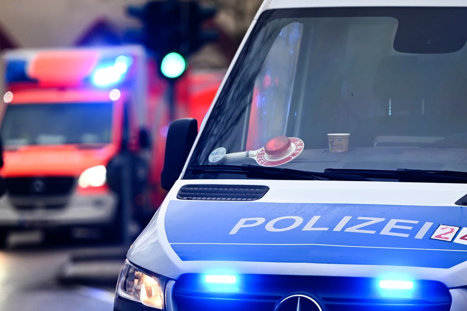 Alle vier Verletzten mussten ins Krankenhaus gebracht werden. Die Polizei ermittelt jetzt unter anderem wegen eines illegalen Autorennens gegen den 22-Jährigen. (Symbolfoto)