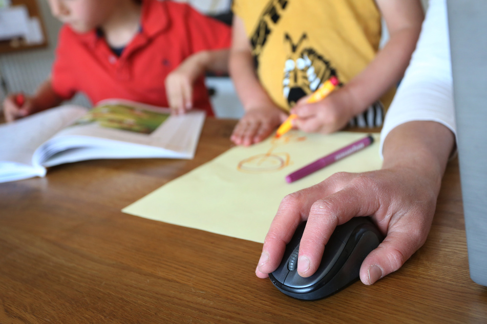 Nicht nur weniger Geld als Männer, sondern auch gestiegene Belastungen wie Kinderbetreuung zu Hause: Frauen haben in der Corona-Pandemie stark zu kämpfen.