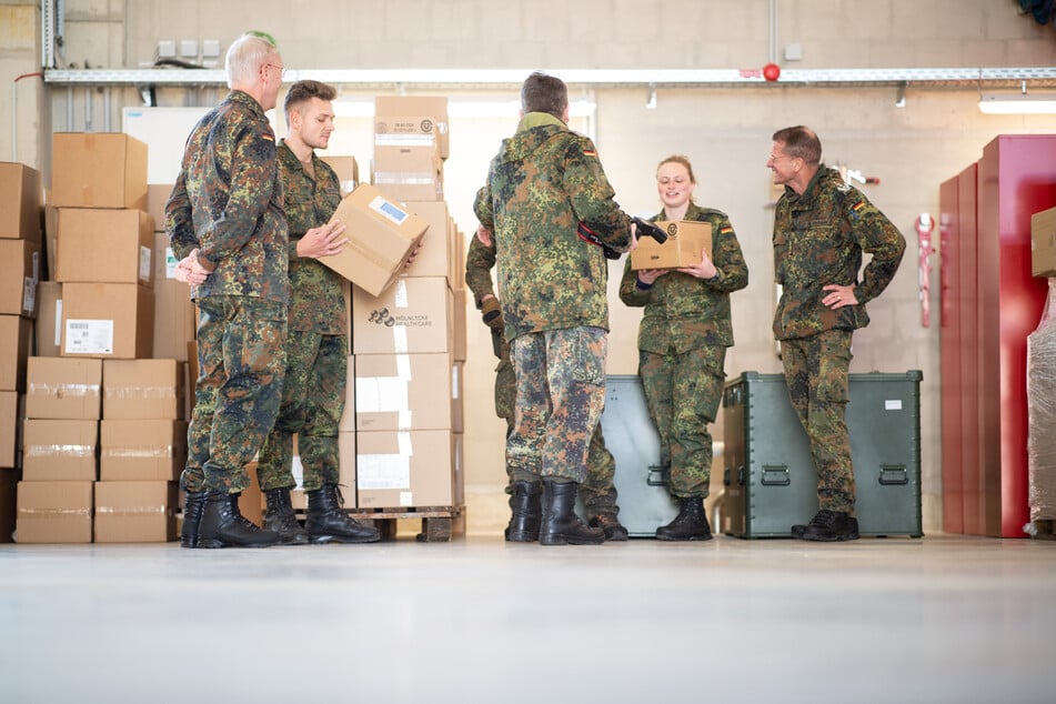 Erkelenz: Soldaten verladen Kartons mit Schutzkleidung in der Feuerwache. Die Bundeswehr unterstützt die Versorgung des Kreises Heinsberg.