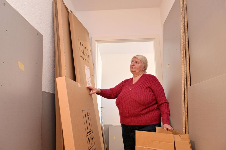 Kartons und Möbelteile prägen das Bild der kleinen Drei-Raum-Wohnung der Familie in Gorbitz.