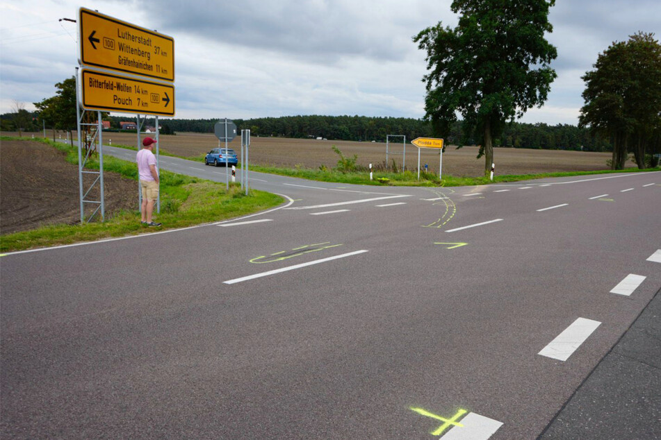 Stunden später waren die Spuren des Unfalls noch auf der Bundesstraße sichtbar.
