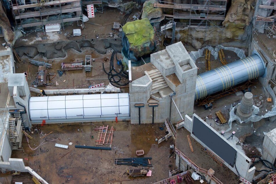 Zwei Teile des Tunnels sind inzwischen in Position. Das dritte soll Anfang des Jahres folgen.