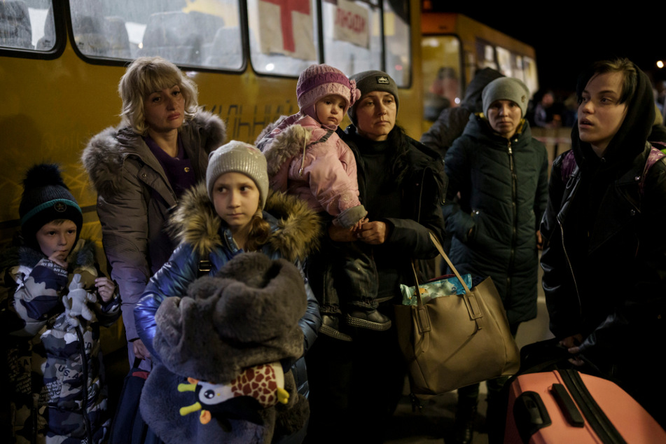 Aus Mariupol und nahe gelegenen Städten geflüchtete Menschen kommen in Saporischschja an.
