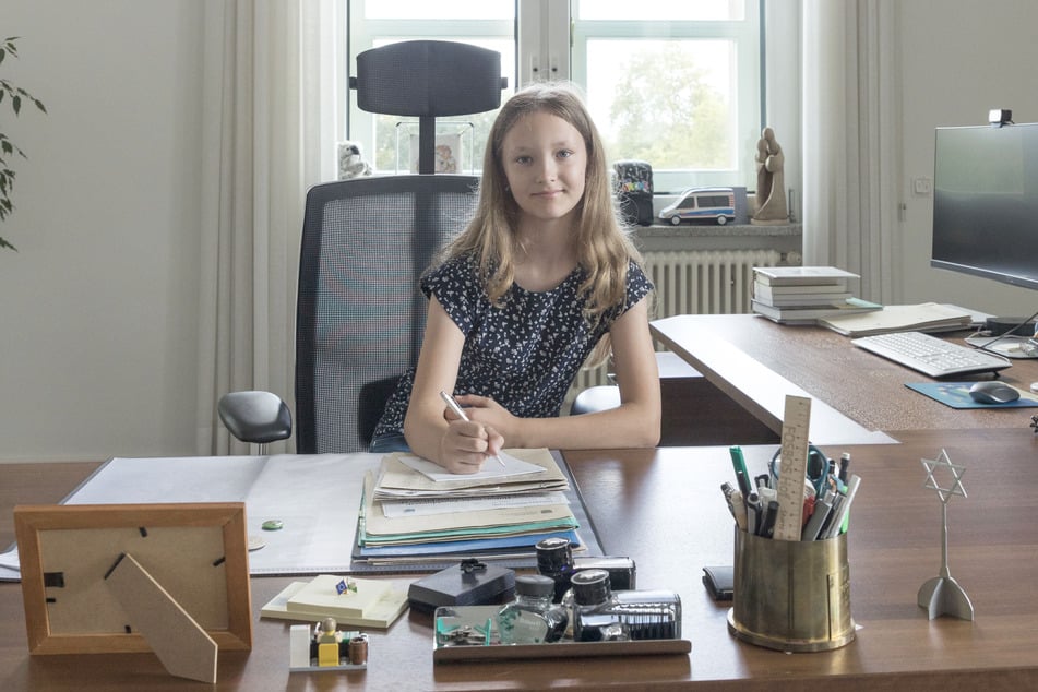 Für ein paar Minuten Ministerpräsidentin: Emilia an Kretschmers Chef-Schreibtisch in der Staatskanzlei.