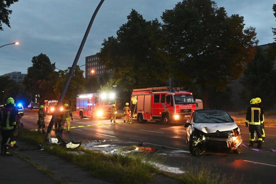 Berlin: Mietwagen rammt Laterne und überschlägt sich: Fahrer (44) schwer verletzt