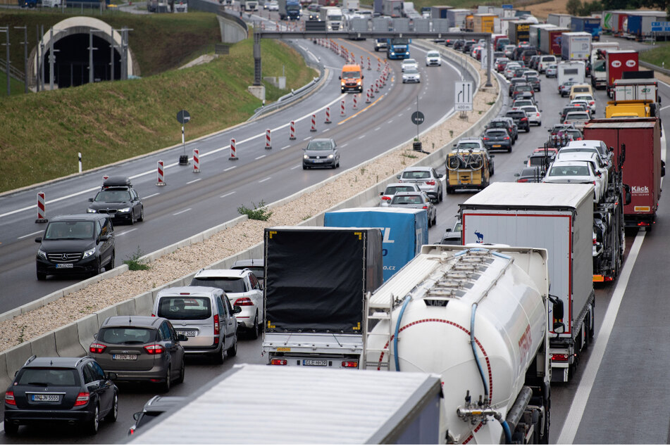 Autos und Lastwagen stehen auf der A8 im Stau. Besonders an Stau-Enden kommt es häufig zu Auffahrunfällen. (Symbolbild)