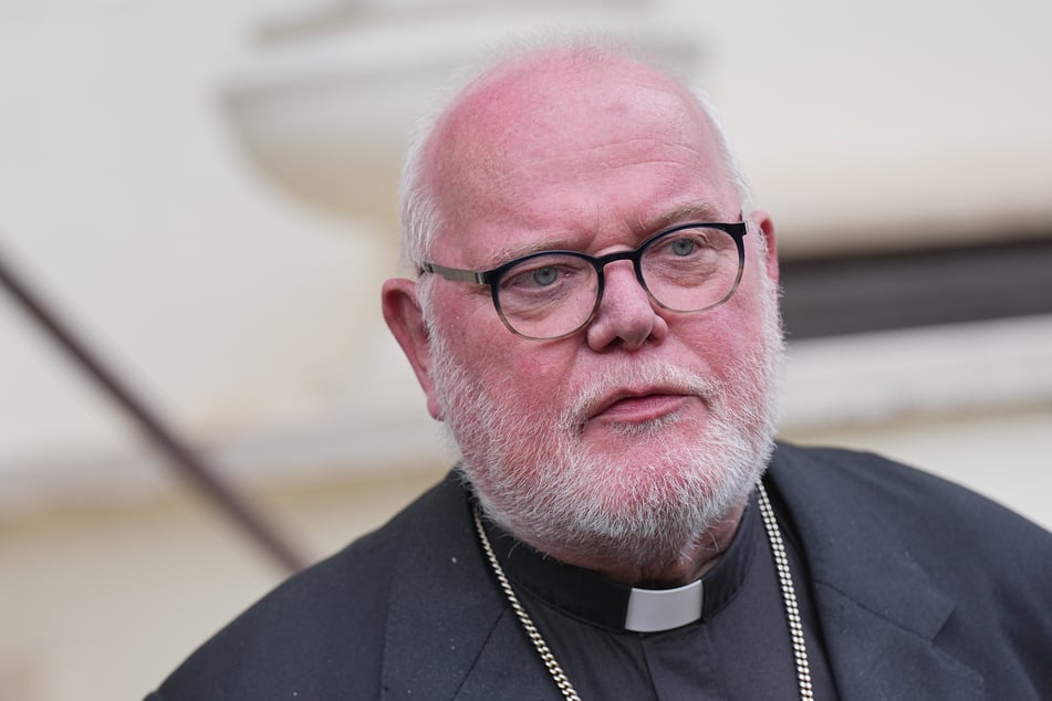 Kardinal Reinhard Marx gibt nach der Trauermesse für den verstorbenen Papst Franziskus vor der Villa Mater Dei, dem Gästehaus der Deutschen Bischofskonferenz, ein Statement.