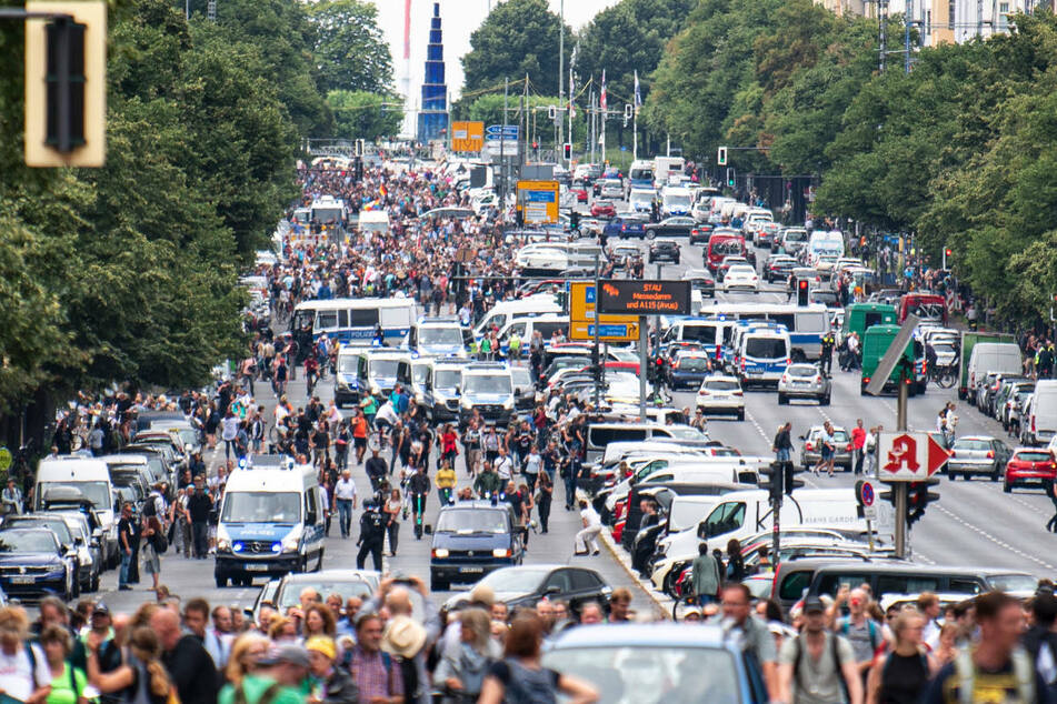 Demonstranten gegen die Corona-Maßnahmen laufen am Sonntag die Bismarckstraße in Berlin entlang.
