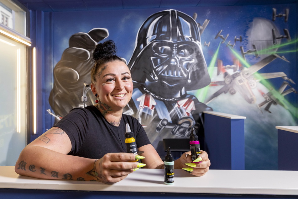 Von der Wand blickt "Star Wars"-Bösewicht Darth Vader auf Melania Nagy (36), die ihre gänzlich ungefährlichen Tinten zeigt.
