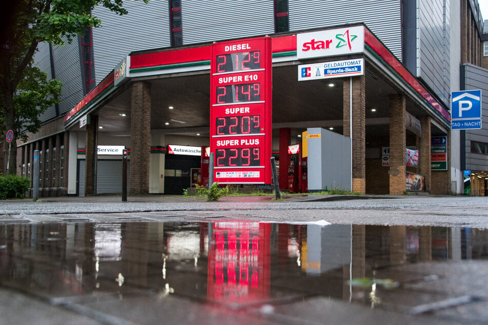 Leipzig: Überfall auf Leipziger Tankstelle: Maskierte Räuber auf der Flucht