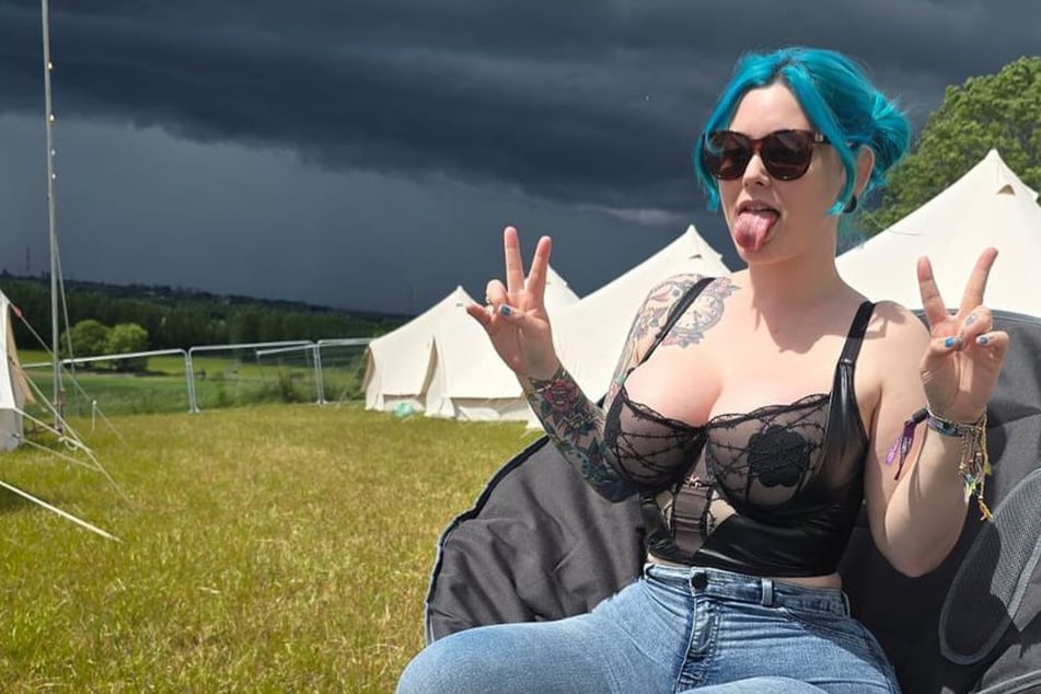 Erotik-Model besucht Festival – Wie sie dafür bezahlt, macht sprachlos!