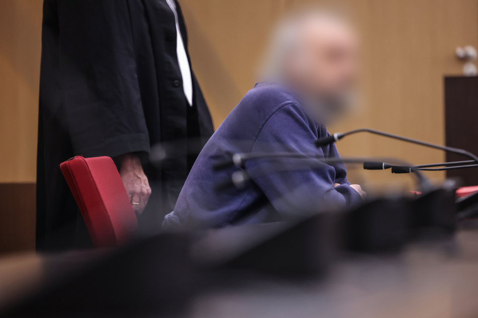 Der 57-jährige Mann aus Ratingen muss sich vor Gericht wegen neunfachen versuchten Mordes verantworten.