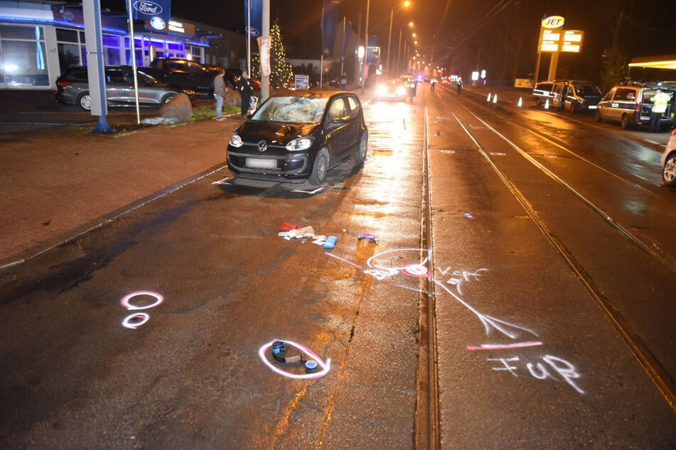 Im Leipziger Südwesten ist am Dienstagabend ein Fußgänger von einem Auto erfasst worden.