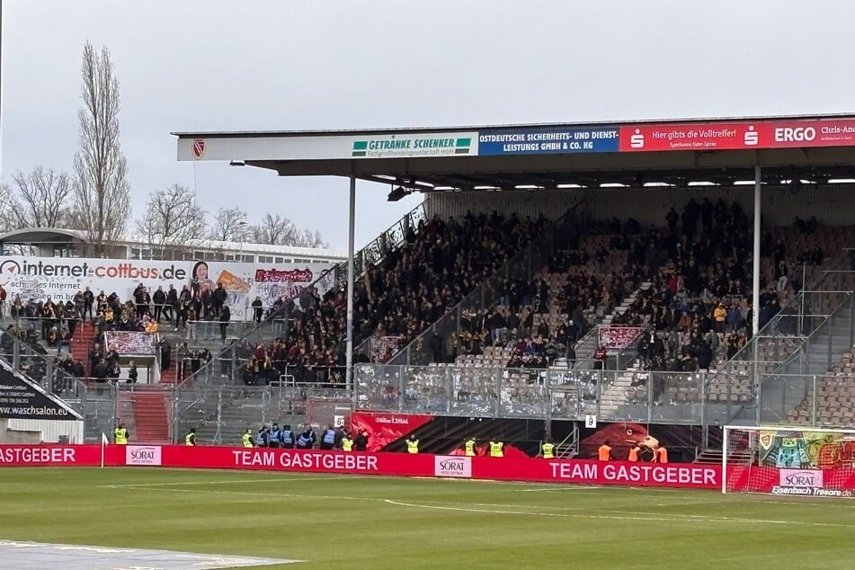 Zumindest die Gästefans trudeln allmählich im LEAG Energie Stadion ein.