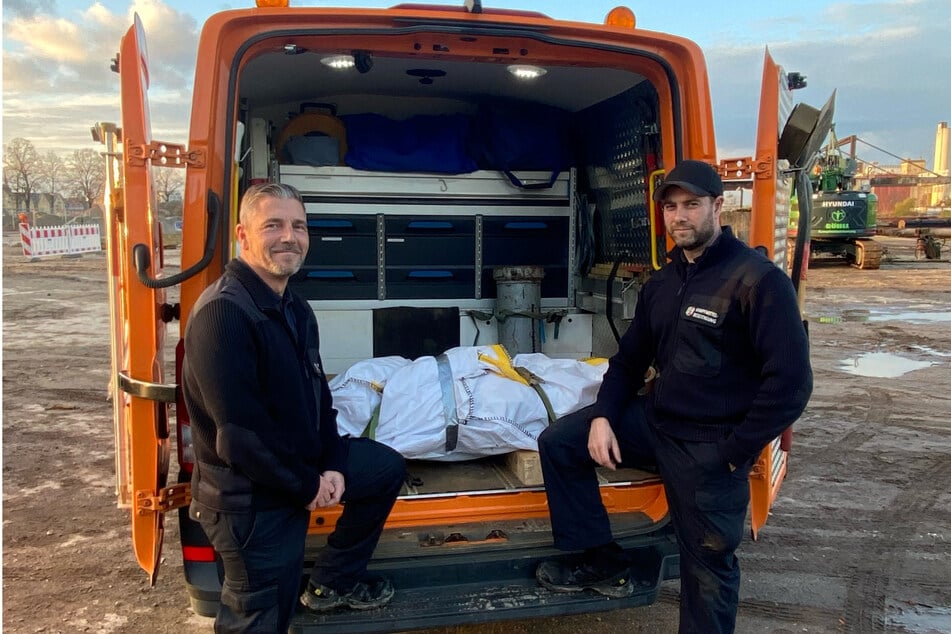 Marcel Biewald (links) und Michael Hilgers (rechts) vom Kampfmittelbeseitigungsdienst Rheinland der Bezirksregierung Düsseldorf mit dem bereits zum Abtransport verpackten Blindgänger.