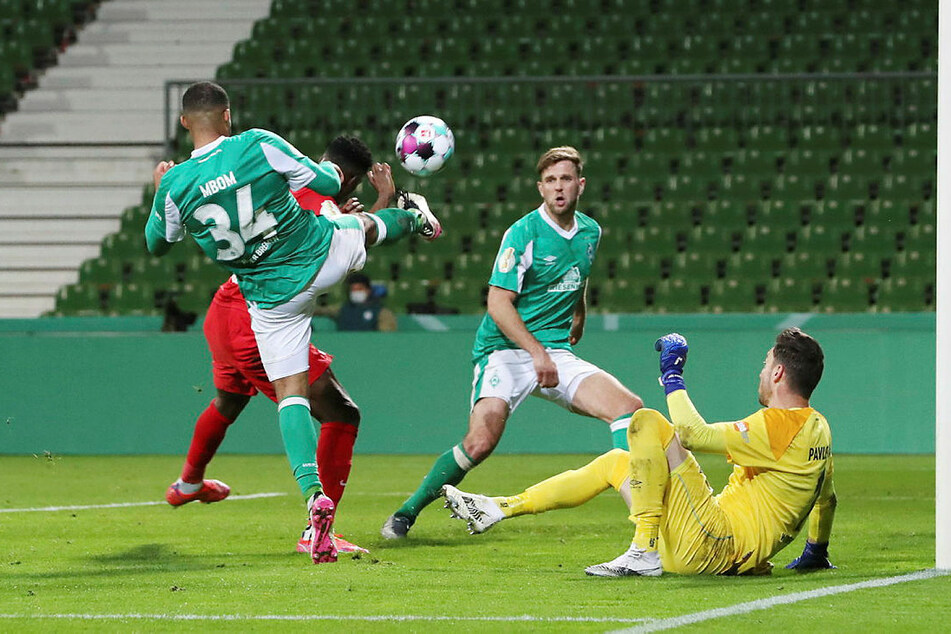 Heikle Situation für Werder: Nachdem Willi Orban an die Latte geköpft hat, klärt Jean Manuel Mbom (l., Nr. 34) vor Nordi Mukiele (davor).
