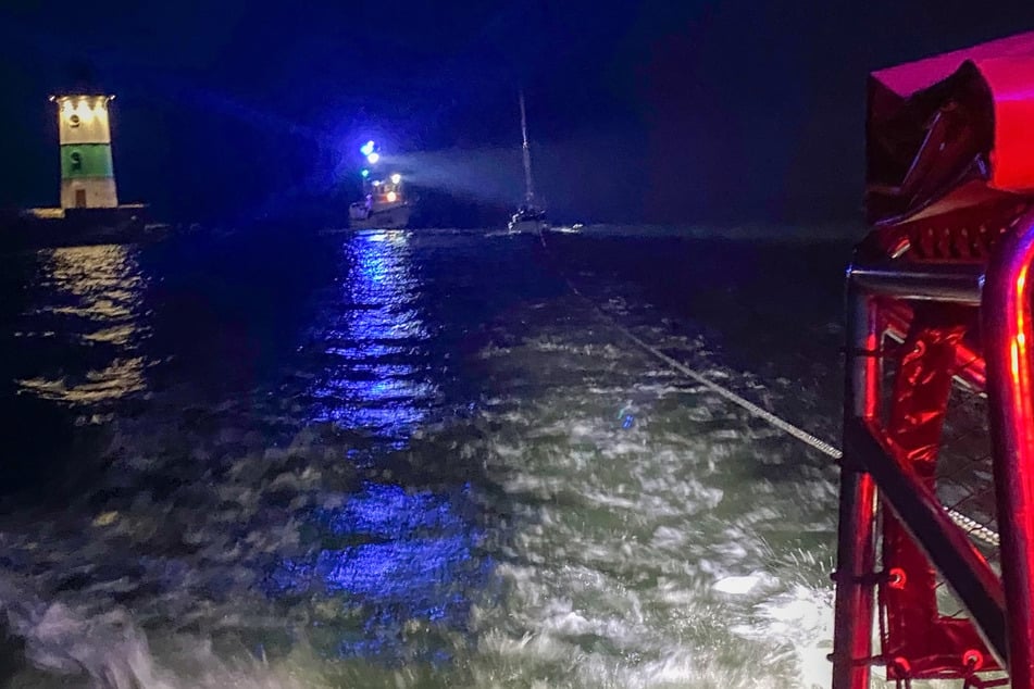 Jacht auf Ostsee läuft voller Wasser! Seenotretter rücken aus: Plötzlich reißt der Kontakt zu den Seglern ab