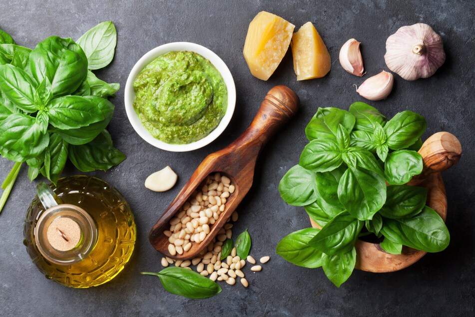 Die Anteile der einzelnen Zutaten für das Basilikum Pesto variieren je nach Geschmack.