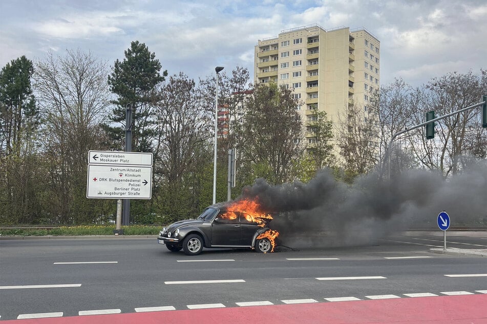 Ein technischer Defekt setzte einen VW Käfer in Erfurt in Brand, wobei der Oldtimer vollständig ausbrannte..