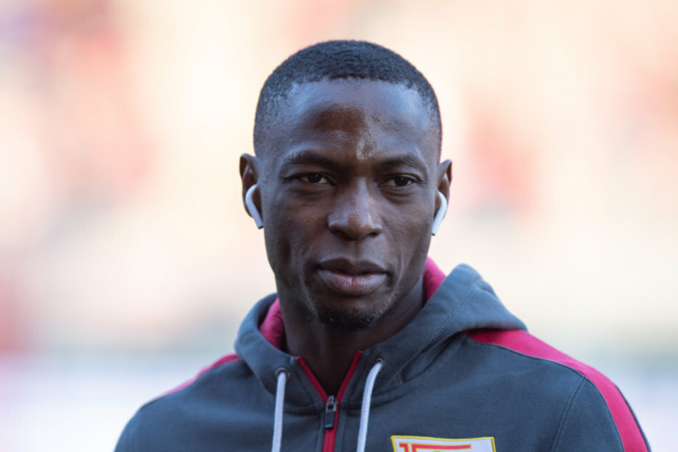 Anthony Ujah (29) von Union vor dem Spiel mit kabellosen Kopfhörern.
