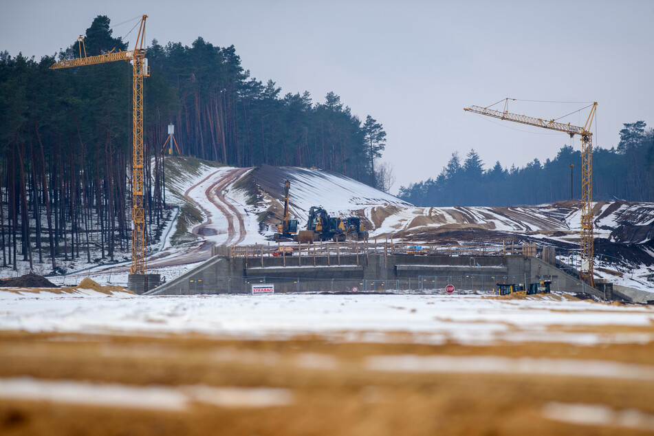 Die Arbeiten ruhen auf der Baustelle an der Autobahn 14.