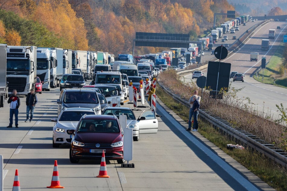 Kilometerlanger Stau auf der A4.