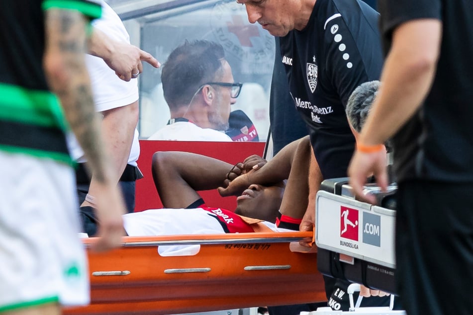 VfB-Youngster Mohamed Sankoh wird nach einem schlimmem Zusammenstoß vom Platz getragen.