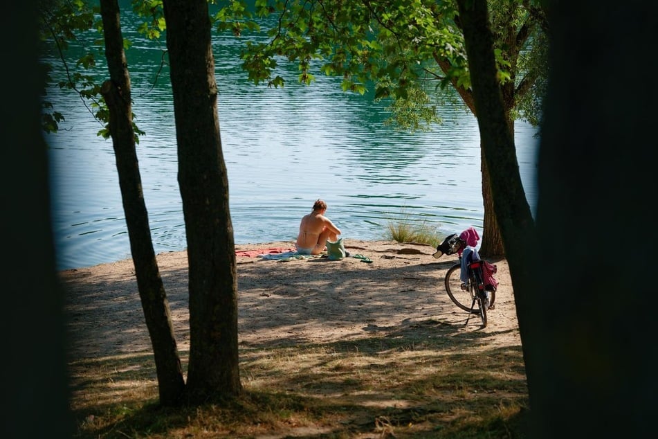 Zahlreichen Menschen im Südwesten hilft derzeit nur noch die Abkühlung im Wasser.