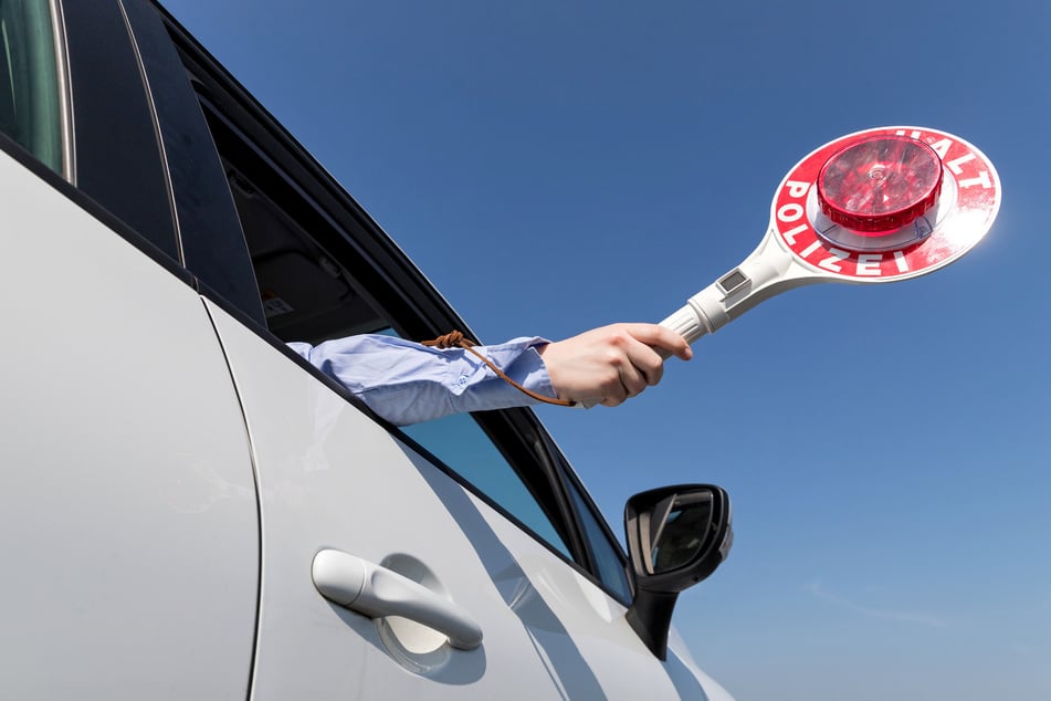 Trickbetrüger haben auf der A4 bei Köln bei einer angeblichen Polizeikontrolle einen gutgläubigen Autofahrer (30) um mehrere Tausend Euro gebracht (Symbolbild).