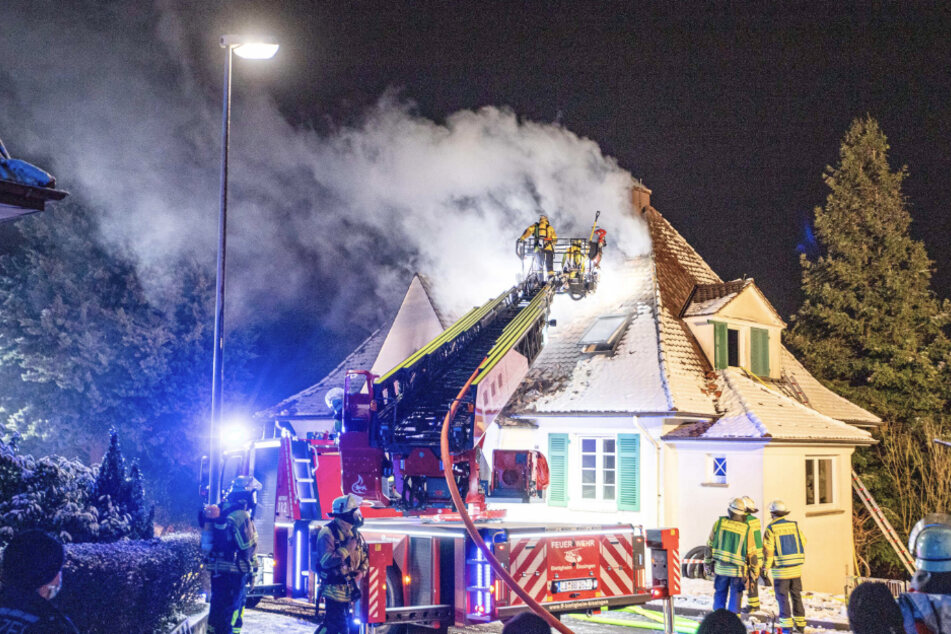 In dem frisch renovierten Haus kam es zu einem Brand. Die Einsatzkräfte löschten etwa zwei Stunden.